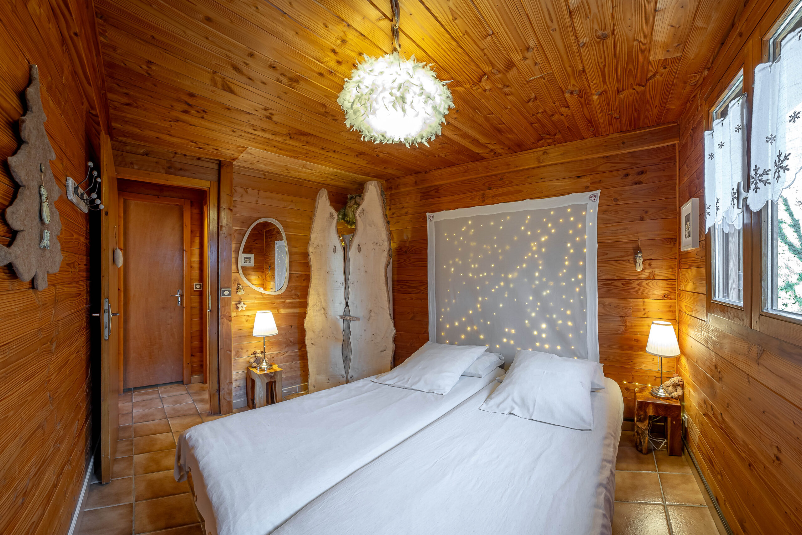 Photo de la chambre du RDC du Chalet Carpe Diem, Gîte de France 3* à la Bâtie Neuve, Hautes-Alpes