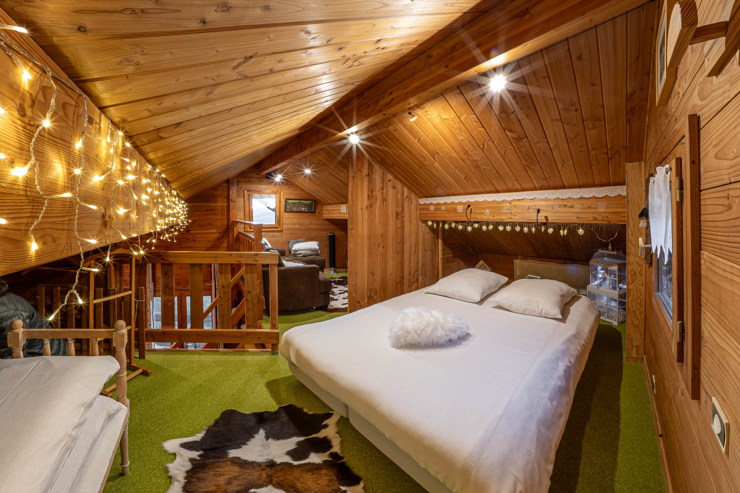 Photo of the bedroom on the mezzanine floor at Chalet Carpe Diem, holiday rental in the French Alps, France